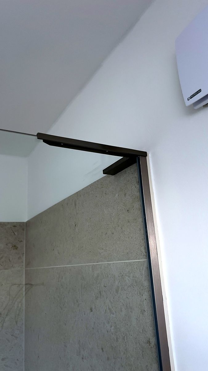 Stabilisierungswinkel einer Glas-Duschwand im Detail, SK Glas