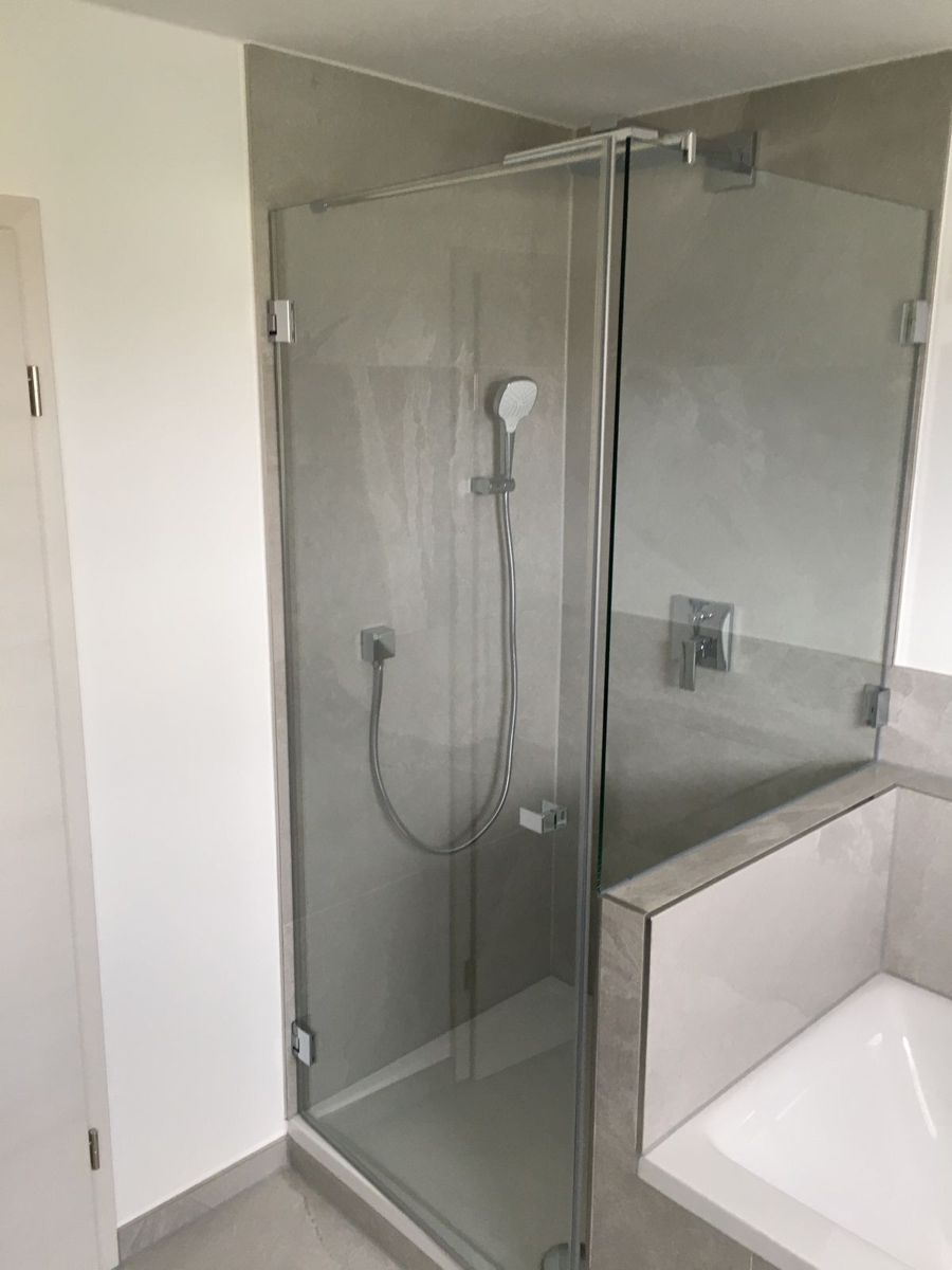 Eckdusche aus Glas auf Halbwand neben Badewanne, SK Glas, Mitterfels