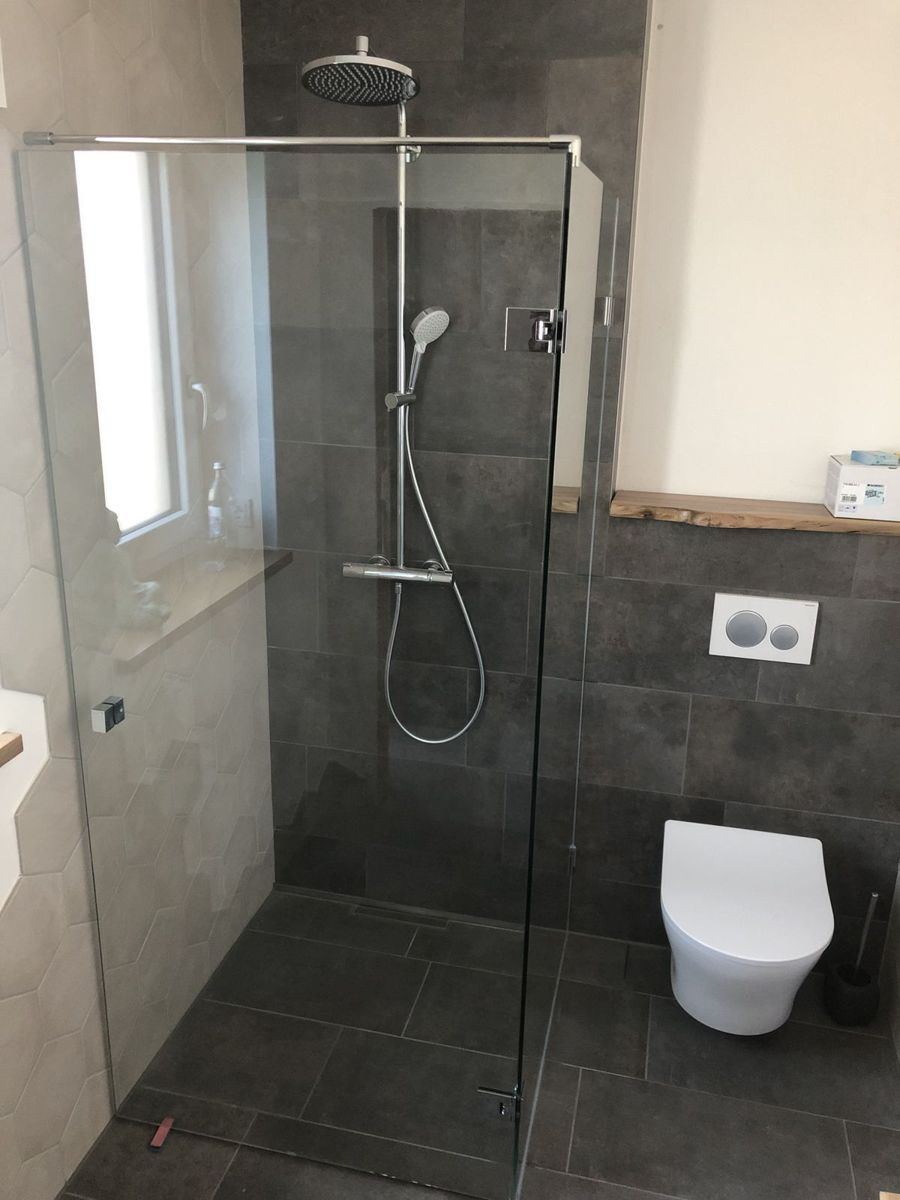 Bodengleiche Eckdusche aus Klarglas mit dunklen Fliesen, SK Glas, Schwarzach