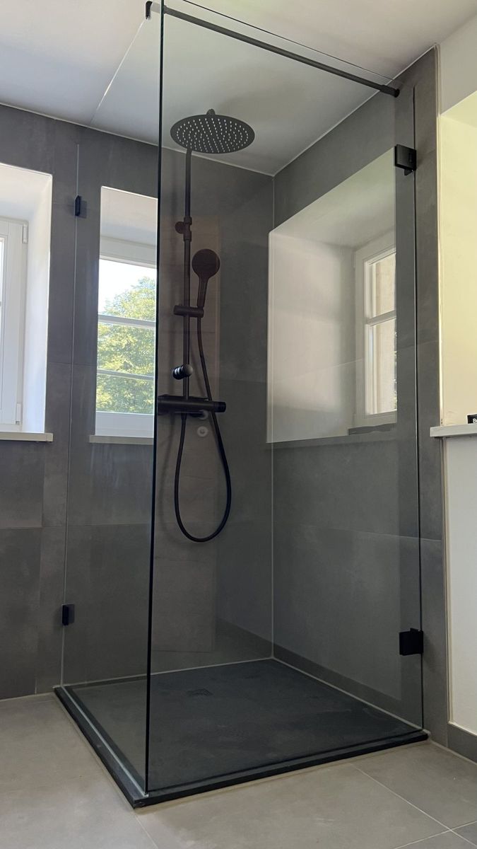Eckdusche aus Klarglas mit schwarzen Beschlägen, SK Glas