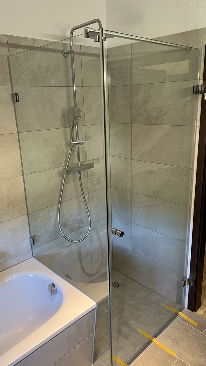 Bodengleiche Glasdusche neben Badewanne, SK Glas