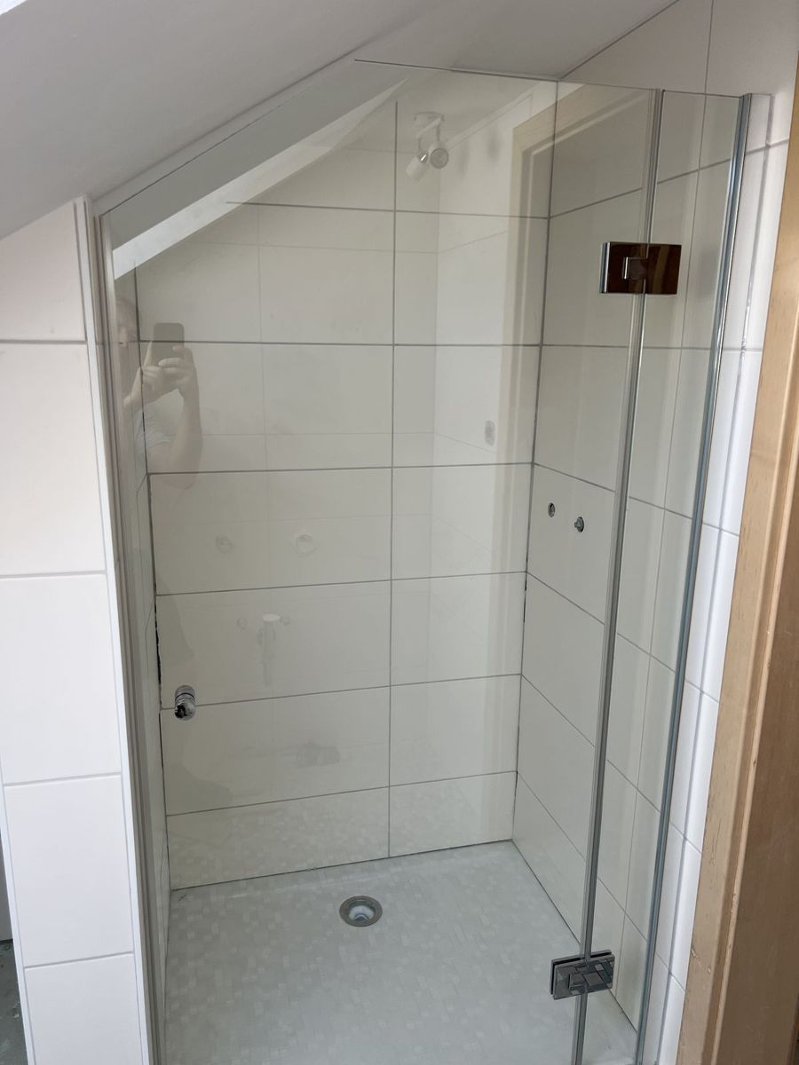 Nischendusche in der Dachschräge mit schräg geschnittener Glastür, Maßanfertigung, SK Glas
