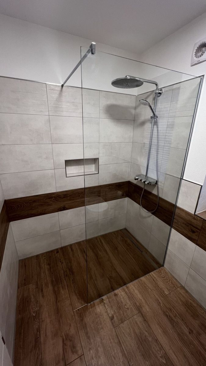 Bodengleiche Walk-In-Dusche mit Glaswand und Holzoptik-Fliesen, SK Glas, Bogen