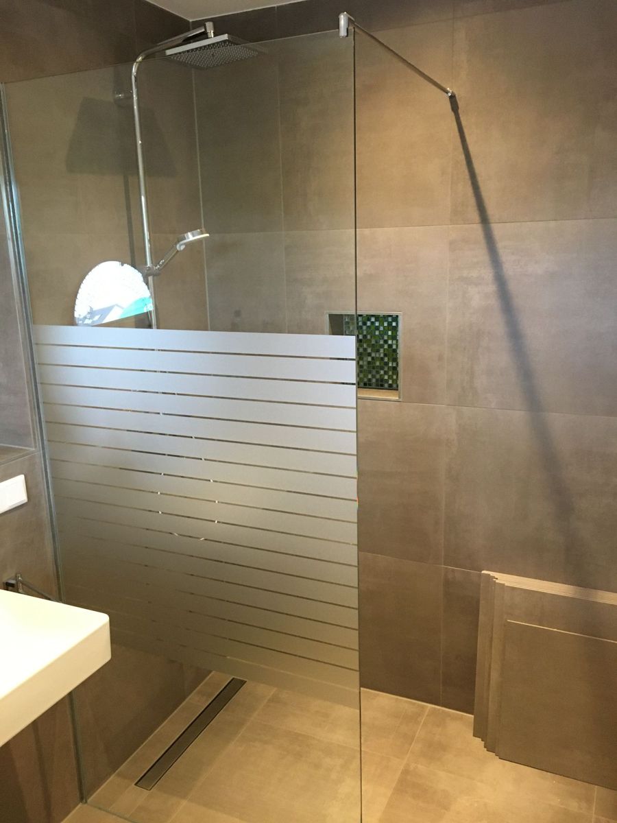 Walk-In-Dusche mit Glaswand und satinierten Sichtschutz-Streifen, SK Glas