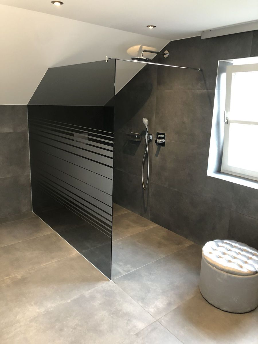 Walk-In-Dusche aus Grauglas mit Streifen in der Dachschräge, SK Glas, Straubing