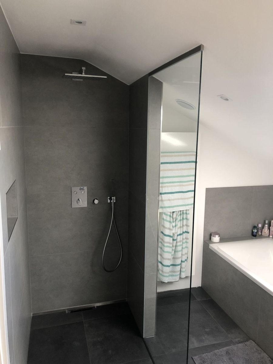 Bodengleiche Walk-In-Duschwand aus Glas unter Dachschräge, SK Glas