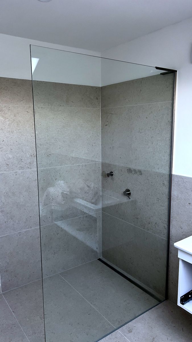 Walk-In-Duschwand aus Klarglas mit Stabilisierungswinkel, SK Glas, Schwarzach
