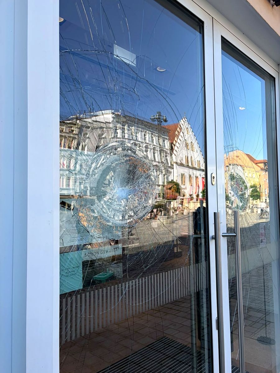 Glasbruch an einer Ladentür in Straubing