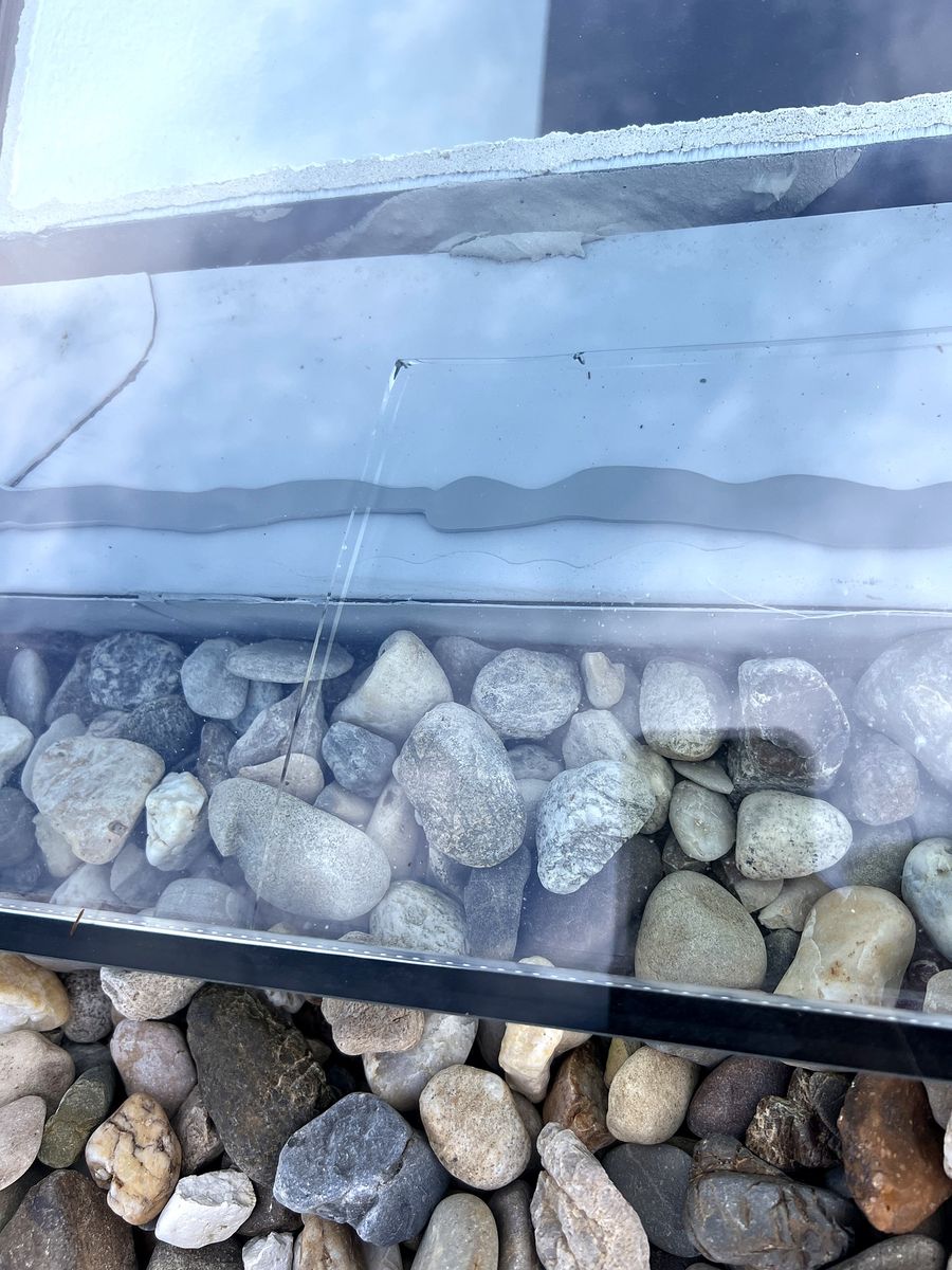 Gebrochene Scheibe einer Dachverglasung, bei der falsches Glas verwendet wurde